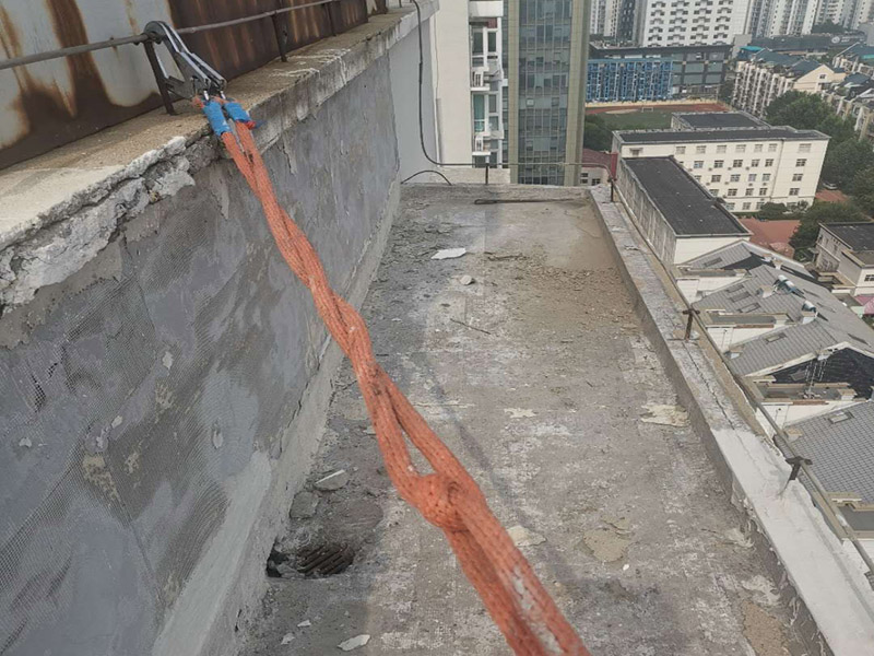 陽臺屋頂鋪防水：首先為陽臺封裝防水，由于是防水工作的第一道防線，因此是千萬不可馬虎的，在做陽臺封裝時，在選材方面就需要選擇防水防潮的材料，在施工過程中應(yīng)注意做好密閉，若沒有做好封裝的話，陽臺的防水將會大打折扣。 在鋪設(shè)前用天驕廠家推薦的基材處理劑需均勻涂刷需要鋪設(shè)的所有屋面；將準(zhǔn)備好的改性瀝青防水卷材鋪設(shè)在屋頂?shù)谋砻?，具體的尺寸根據(jù)實際的應(yīng)用要求；防水膜安裝應(yīng)采用氣缸式丙烷烤燈，剪裁應(yīng)使用專業(yè)的切割工具。一切準(zhǔn)備完成后將卷材放置在正確的位置，然后將其重新卷好，注意不要改變鋪設(shè)方向。