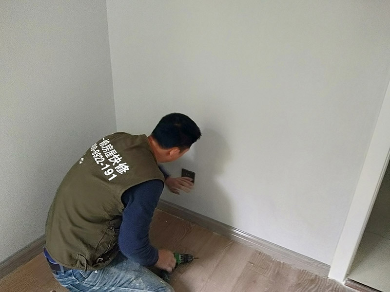 開關插座面板安裝:開關插座安裝在木工油漆工等之后進行，而久置的底盒子難免堆積大量灰塵。在安裝時先對開關插座底盒進行清潔，特別是將盒內(nèi)的灰塵雜質(zhì)清理干凈，并用濕布將盒內(nèi)殘存灰塵擦除。將盒子內(nèi)甩出的導線由塑料臺的出線孔中穿出，再把塑料臺緊貼于墻面用螺絲固定在盒子上。固定好后，將導線按各自的位置從開關插座的線孔中穿出，按接線要求將導線壓牢。 　　最后將開關或插座貼于塑料臺上，找正并用螺絲固定牢，蓋上裝飾板。