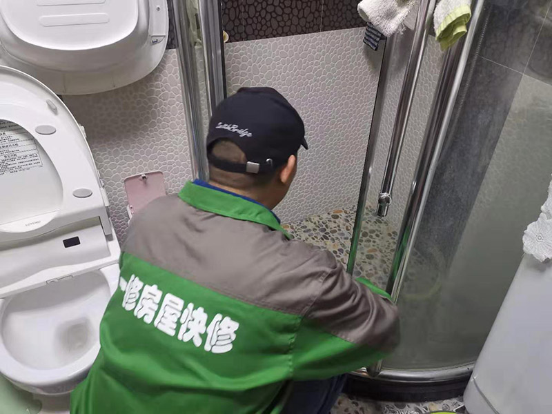 浴室家具安裝：安裝底座，布好排水管，將保溫材料貼到浴缸上后將浴缸卡進(jìn)浴缸底座里，并做好地面保護(hù)。按照圖紙在各面板和天花上做好各部件的定位開孔，然后將吸頂燈先裝上天花面板上，將保溫材料用雙面膠貼好，并打上玻璃膠，起墻面保溫作用，并事先將花灑桿等部件固定到面板上。電氣設(shè)備的安裝。換氣扇接線，肩湯，腰湯接線，安裝隔板，安裝鏡子和水栓；清掃干凈，再打膠。將安裝過程中的灰塵擦拭干凈之后，地面，天花角需要打上膠，防止有走光現(xiàn)象。之后再安裝壓條，并再次擦拭干凈。