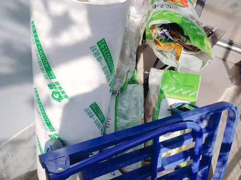 家具保護(hù)措施：入戶門扇用公司統(tǒng)一的門貼進(jìn)行全面包裹保護(hù)，用透明膠帶將保護(hù)膜粘貼牢固平整。 用標(biāo)準(zhǔn)保護(hù)膜將門框三面保護(hù)完整并固定牢固。 工程完工后拆除保護(hù)膜時如果有粘貼時的膠痕，應(yīng)用酒精或?qū)Ｓ玫那逦蹌┣宄z痕。 用標(biāo)準(zhǔn)保護(hù)膜按下水管直徑的四倍的邊長裁成正方形，將保護(hù)膜雙層固定在下水口的正上方，用透明膠帶沿下水管的外徑進(jìn)行固定。 木地板施工前，將地面用吸塵器清理干凈。木地板施工后，用產(chǎn)品自帶的防潮墊或標(biāo)準(zhǔn)保護(hù)在通道鋪貼進(jìn)行保護(hù)。