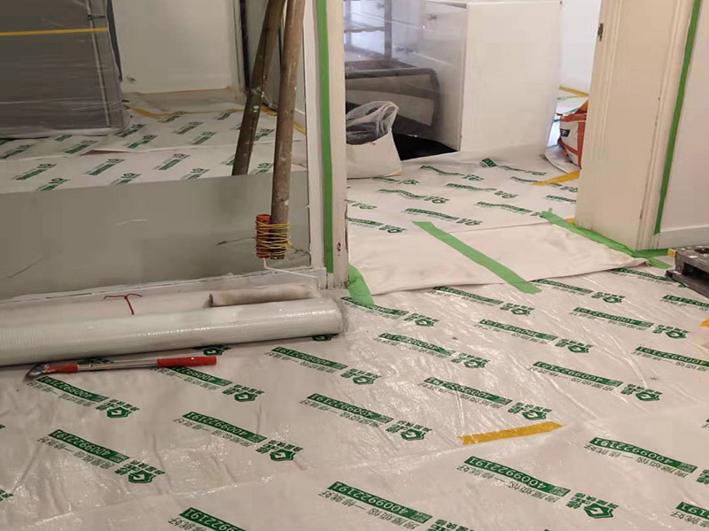 全屋地面保護案例:瓷磚、地板的鋪貼保護 瓷磚、地板的鋪裝，也屬于基礎(chǔ)裝修部分，經(jīng)常發(fā)現(xiàn)瓷磚施工時和施工后都沒有做成品保護工作，具體的表現(xiàn)有：瓷磚邊鋪邊勾縫、在剛鋪的瓷磚、地板上堆放雜物、剛鋪的瓷磚就在上面走動踩踏、地面瓷磚、地板沒有使用成品保護膜覆蓋等，這些都會影響瓷磚的鋪貼效果，造成瓷磚的施工質(zhì)量問題。建議： 1、墻地面瓷磚，在鋪貼未干固的情況下，不要急于勾縫，以免人為的造成瓷磚松動、高低不平，影響施工效果。 2、地面瓷磚干固前，不要在上面走動、堆放雜物，以免造成瓷磚松動、高低不平。 3、地面瓷磚鋪貼完后，使用成品保護膠覆蓋磚面，既可以防止裝修時的沙子磨傷地面，同時也能有效的防止油漆涂料等有色液體滴落磚面，造成地面污染。