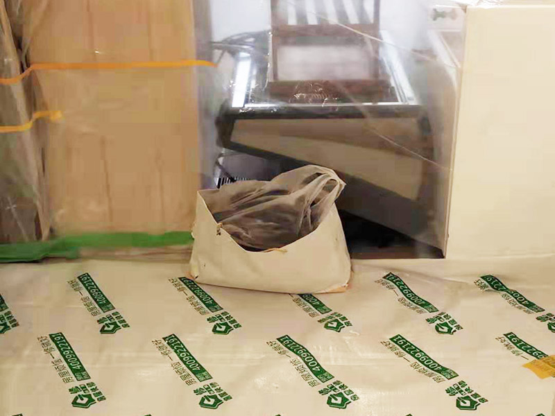 全屋地面保護案例:瓷磚、地板的鋪貼保護 瓷磚、地板的鋪裝，也屬于基礎(chǔ)裝修部分，經(jīng)常發(fā)現(xiàn)瓷磚施工時和施工后都沒有做成品保護工作，具體的表現(xiàn)有：瓷磚邊鋪邊勾縫、在剛鋪的瓷磚、地板上堆放雜物、剛鋪的瓷磚就在上面走動踩踏、地面瓷磚、地板沒有使用成品保護膜覆蓋等，這些都會影響瓷磚的鋪貼效果，造成瓷磚的施工質(zhì)量問題。建議： 1、墻地面瓷磚，在鋪貼未干固的情況下，不要急于勾縫，以免人為的造成瓷磚松動、高低不平，影響施工效果。 2、地面瓷磚干固前，不要在上面走動、堆放雜物，以免造成瓷磚松動、高低不平。 3、地面瓷磚鋪貼完后，使用成品保護膠覆蓋磚面，既可以防止裝修時的沙子磨傷地面，同時也能有效的防止油漆涂料等有色液體滴落磚面，造成地面污染。