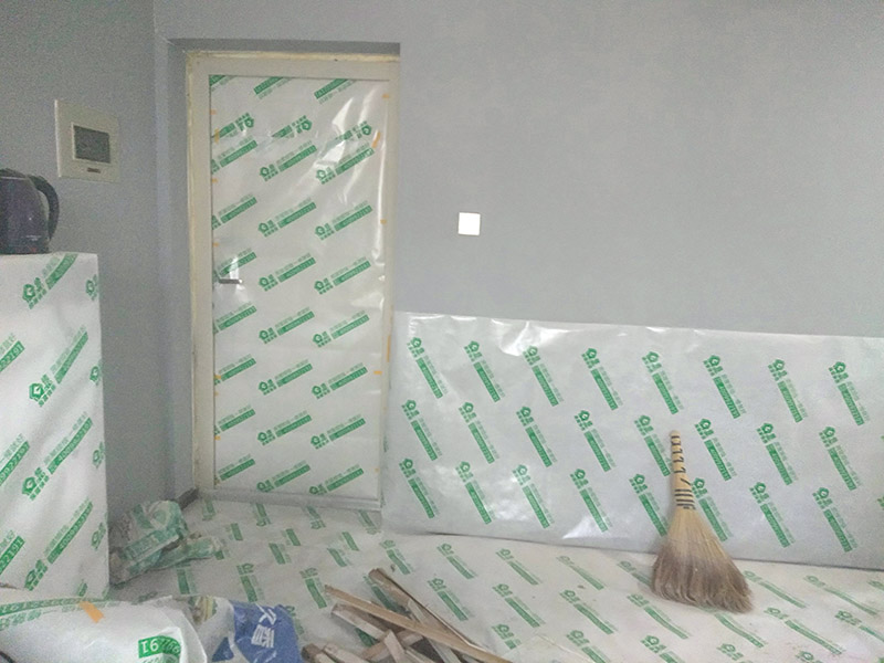 墻面翻新前保護(hù)措施：地面瓷磚鋪貼后，用壁紙刀將所有地磚縫隙清理干凈，并保證縫隙深度達(dá)到20mm以上。鋪貼完一個自然間后將瓷磚表面清理干凈，用復(fù)合保護(hù)膜進(jìn)行保護(hù)。保護(hù)膜鋪貼平整、干凈整潔，用透明膠帶固定保護(hù)膜的邊緣和膜與膜之間接縫的部位。入戶門扇用公司統(tǒng)一的門貼進(jìn)行全面包裹保護(hù)，用透明膠帶將保護(hù)膜粘貼牢固平整。用標(biāo)準(zhǔn)保護(hù)膜將門框三面保護(hù)完整并固定牢固。工程完工后拆除保護(hù)膜時如果有粘貼時的膠痕，應(yīng)用酒精或?qū)Ｓ玫那逦蹌┣宄z痕。