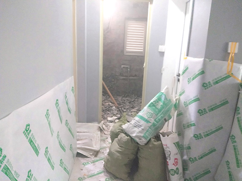 墻面翻新前保護(hù)措施：地面瓷磚鋪貼后，用壁紙刀將所有地磚縫隙清理干凈，并保證縫隙深度達(dá)到20mm以上。鋪貼完一個自然間后將瓷磚表面清理干凈，用復(fù)合保護(hù)膜進(jìn)行保護(hù)。保護(hù)膜鋪貼平整、干凈整潔，用透明膠帶固定保護(hù)膜的邊緣和膜與膜之間接縫的部位。入戶門扇用公司統(tǒng)一的門貼進(jìn)行全面包裹保護(hù)，用透明膠帶將保護(hù)膜粘貼牢固平整。用標(biāo)準(zhǔn)保護(hù)膜將門框三面保護(hù)完整并固定牢固。工程完工后拆除保護(hù)膜時如果有粘貼時的膠痕，應(yīng)用酒精或?qū)Ｓ玫那逦蹌┣宄z痕。