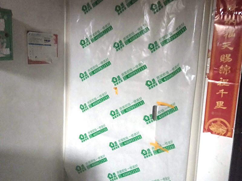 墻面翻新前保護(hù)措施：地面瓷磚鋪貼后，用壁紙刀將所有地磚縫隙清理干凈，并保證縫隙深度達(dá)到20mm以上。鋪貼完一個自然間后將瓷磚表面清理干凈，用復(fù)合保護(hù)膜進(jìn)行保護(hù)。保護(hù)膜鋪貼平整、干凈整潔，用透明膠帶固定保護(hù)膜的邊緣和膜與膜之間接縫的部位。入戶門扇用公司統(tǒng)一的門貼進(jìn)行全面包裹保護(hù)，用透明膠帶將保護(hù)膜粘貼牢固平整。用標(biāo)準(zhǔn)保護(hù)膜將門框三面保護(hù)完整并固定牢固。工程完工后拆除保護(hù)膜時如果有粘貼時的膠痕，應(yīng)用酒精或?qū)Ｓ玫那逦蹌┣宄z痕。