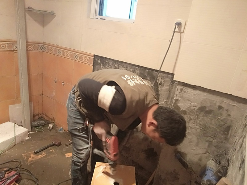 瓷磚開孔施工：瓷磚比較滑，同時也是怕瓷磚容易碎，所以用膠紙封住打孔的位置，以防止鉆頭在瓷磚上面打滑，其次膠紙封住周圍也是為了防止打孔時產(chǎn)生的震動而破壞周圍。先在打孔的位置，用磚頭輕輕的打出一個小坑坑來，或者用釘子磨出一個小洞來，之后再用電鉆打，一邊打一邊用事先準(zhǔn)備好的礦泉水瓶裝好的水澆上去，避免打鉆時太熱瓷磚容易碎掉。