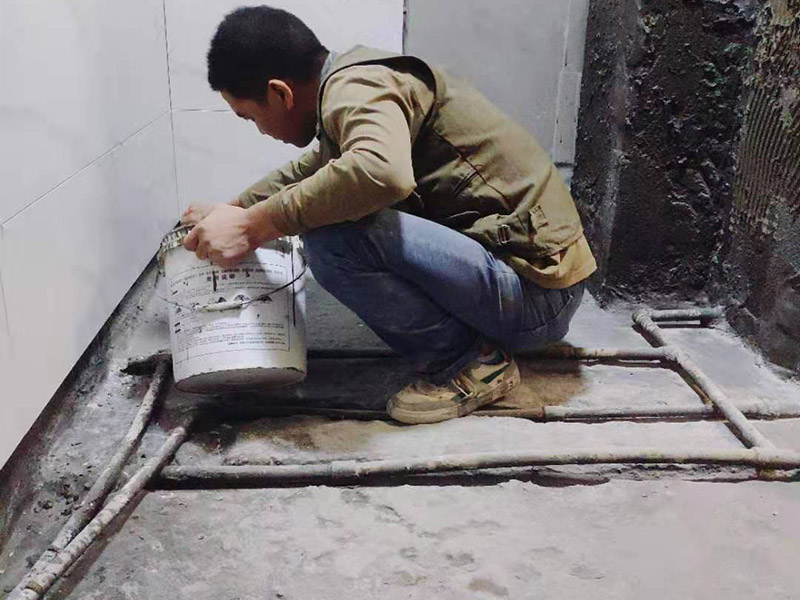 衛(wèi)生間防水方案：清理墻面和地面 在涂刷防水涂層之前，先要清理墻面和地面，同時(shí)要用連接的氣泵皮管吹盡陰角處的浮沉。刷防水涂料時(shí)先刷墻角部位，交接處應(yīng)有200mm，不得有漏刷情況。 墻角涂刷完成后涂刷墻體：第一遍涂刷墻面時(shí)，應(yīng)上下縱向涂刷，第二遍涂刷墻體，應(yīng)左右橫向涂刷。注意、第二遍防水涂料間需要有一定時(shí)間間隔，待遍涂料干透后才能進(jìn)行第二遍，具體時(shí)間視涂料而定。間隔時(shí)間太短，防水的效果會(huì)大打折扣。