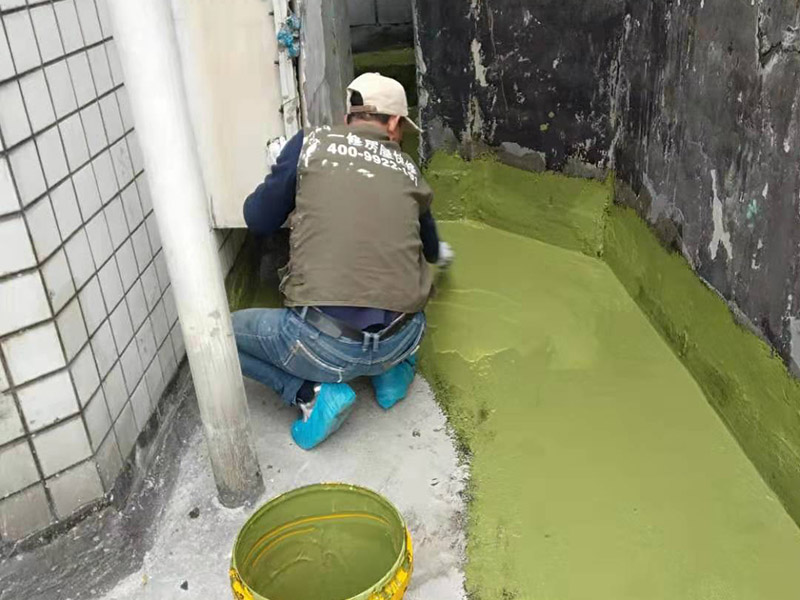 衛(wèi)生間防水方案：清理墻面和地面 在涂刷防水涂層之前，先要清理墻面和地面，同時(shí)要用連接的氣泵皮管吹盡陰角處的浮沉。刷防水涂料時(shí)先刷墻角部位，交接處應(yīng)有200mm，不得有漏刷情況。 墻角涂刷完成后涂刷墻體：第一遍涂刷墻面時(shí)，應(yīng)上下縱向涂刷，第二遍涂刷墻體，應(yīng)左右橫向涂刷。注意、第二遍防水涂料間需要有一定時(shí)間間隔，待遍涂料干透后才能進(jìn)行第二遍，具體時(shí)間視涂料而定。間隔時(shí)間太短，防水的效果會(huì)大打折扣。