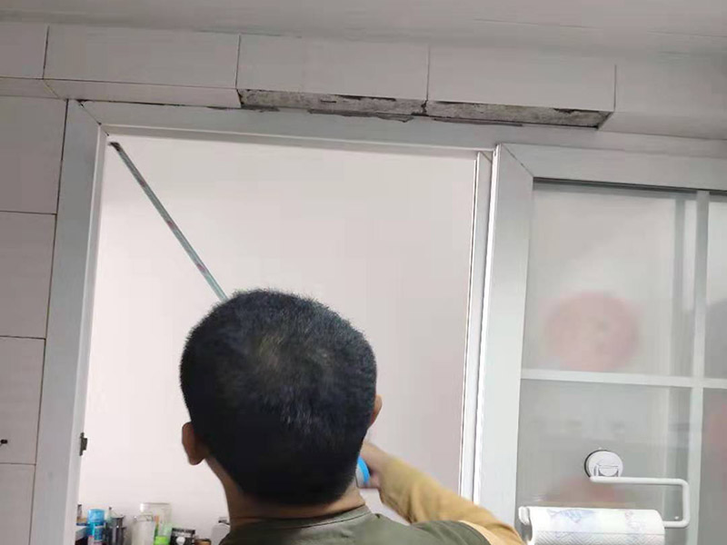 廚房門框瓷磚維修：干鋪法是將沙子和水泥按照3：1的比例混合后兌少量的水，使水泥和沙子混合到可以用手攥成團(tuán)的黏稠度。將混合好的沙子水泥鋪在地面上，用一個(gè)平板把表面摸平。在瓷磚背面抹上黏稠度非常高的水泥，把瓷磚放到地面上，用橡皮錘敲實(shí)就完成了,主要用于地面瓷磚的鋪裝.。然后涂抹到用水浸泡好的瓷磚背面貼到墻面上。濕鋪發(fā)主要應(yīng)用與墻面。干鋪對瓦工的技術(shù)要求高，砂漿的厚度大，因此造價(jià)就高，當(dāng)然干鋪法地磚平整，不易變形，不易空鼓，效果好。濕鋪法因?yàn)樯皾{中水分較多，凝固過程中水分蒸發(fā)，很容易出現(xiàn)一些小氣泡，使地磚與砂漿之間出現(xiàn)空隙，從而造成空鼓現(xiàn)象。