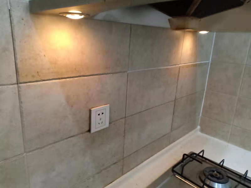 廚房墻面瓷磚空鼓：瓷磚的中間位置出現(xiàn)空鼓情況，這種情況就需要將這塊瓷磚撬下來重新鋪設了。具體要采取從瓷磚中間部分開砸，但是不能從中間直接砸，可以使用小型水鉆先開個孔，再使用工具慢慢的向四周蔓延的方式來撬開瓷磚，避免將周邊的額瓷磚損壞。空鼓程度較嚴重、瓷磚已經(jīng)完全松動甚至脫落，說明瓷磚下的水泥砂漿層與墻面基層(或地面基層)也發(fā)生了松動&ldquo;脫層&rdquo;，此時可以用鏟刀等工具清理掉水泥砂漿層，重新涂抹水泥砂漿后鋪貼瓷磚。