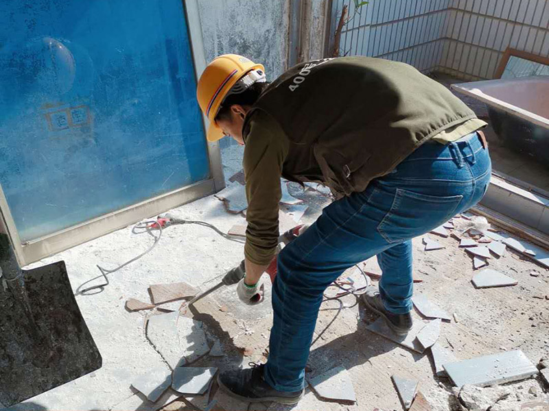 瓷磚拆除建渣處理：首先將拆除建筑物、房屋裝修和改造道路中產(chǎn)生的建筑垃圾用車運(yùn)到處理場(chǎng)所，然后，用人工的辦法將建筑垃圾中的可直接再生利用的物質(zhì)，如金屬材料、木質(zhì)類材料和塑料類材料分選歸類，直接供給相應(yīng)的公司進(jìn)行處理。