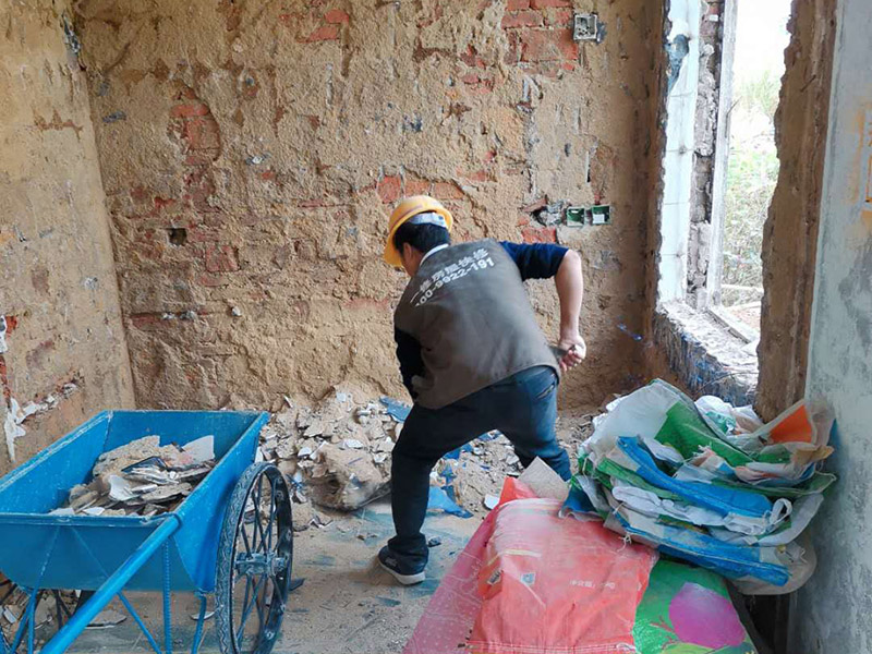 瓷磚拆除建渣處理：首先將拆除建筑物、房屋裝修和改造道路中產(chǎn)生的建筑垃圾用車運(yùn)到處理場(chǎng)所，然后，用人工的辦法將建筑垃圾中的可直接再生利用的物質(zhì)，如金屬材料、木質(zhì)類材料和塑料類材料分選歸類，直接供給相應(yīng)的公司進(jìn)行處理。