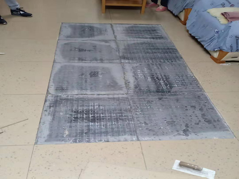 客廳地磚空鼓維修：1、地磚的邊角局部空鼓，可清除地磚空鼓處周邊縫的填嵌物后，灌入水泥膠漿，輕敲地磚空鼓處，讓水泥漿滲入，可修復(fù)空鼓。2、如單塊地磚空鼓，可清除該地磚周邊的填嵌物后，用吸盤把地磚取出，割除粘貼層，重新粘貼。3、如地磚大面積空鼓，只能全部重新鋪貼了。