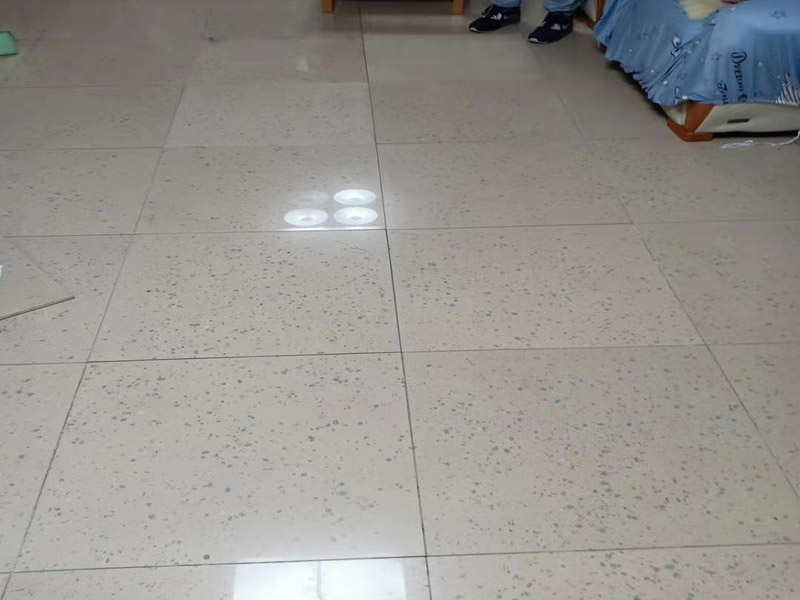 客廳地磚空鼓維修：1、地磚的邊角局部空鼓，可清除地磚空鼓處周邊縫的填嵌物后，灌入水泥膠漿，輕敲地磚空鼓處，讓水泥漿滲入，可修復(fù)空鼓。2、如單塊地磚空鼓，可清除該地磚周邊的填嵌物后，用吸盤把地磚取出，割除粘貼層，重新粘貼。3、如地磚大面積空鼓，只能全部重新鋪貼了。