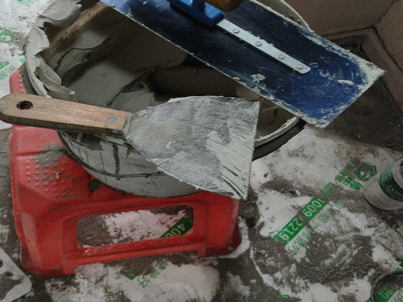 水泥攪拌案例：混凝土至少是水泥、黃沙、石子和水4樣材料拌合而成，在沒有混凝土攪拌機(jī)的時(shí)代和地方，拌制混凝土是手工完成的。 要求是，在沒有加水以前，要用至少兩把煤楸把干料對(duì)翻，干料要反過來翻過去混合共3次，使干料均勻。然后加水，對(duì)翻4次，使混凝土飽和不夾生，這就是混凝土工的基本功&ldquo;三干四濕&rdquo;。 1.拌板要放穩(wěn)，要防止混凝土外跑； 2.每盤混凝土的水泥、砂、倉(cāng)和水要根據(jù)人工攪拌配合比及撲板容量進(jìn)行計(jì)算，各種材料均應(yīng)過磅，不得用體積比。 3.攪拌順序：先將水泥鋪開，然后與沙子混合攪拌，加上水一直攪拌，直到攪拌的顏色均勻一致即可為止。 4.若摻加外加劑，應(yīng)按要求調(diào)制成的較稀的溶液水同時(shí)加入。其是需要注意的是在加入時(shí)必須地控制規(guī)定的外加劑摻人員。先把外加劑調(diào)制成較稀的溶液，同時(shí)應(yīng)在混凝土的用水量中扣除外加劑溶液的含水量，然后在混凝土攪拌的時(shí)間應(yīng)該相當(dāng)時(shí)，應(yīng)確保外加劑在混凝土中均勻分布。