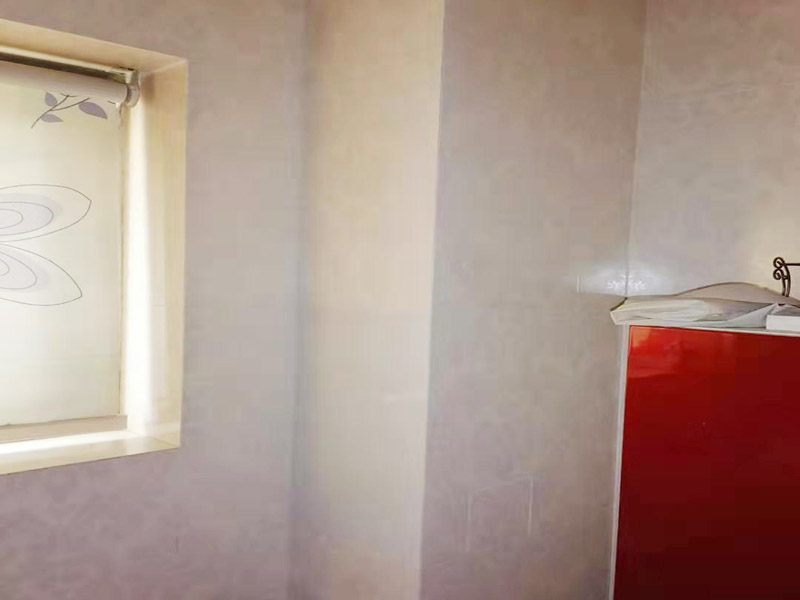 局部墻磚修補：若沙漿連同瓷磚一起掉落，要先在原基礎面上輕輕鑿些毛坑后，再拌有107膠的沙漿重新鑲貼，在基礎面上刷一層后將脫落的瓷磚壓上去，直至沙漿硬化。需要注意的是，若瓷磚僅是局部脫落，千萬不可用力敲打基礎面上的沙漿，以防震松周圍原本牢固的瓷磚。 舊瓷磚仍然完好，只不過與其他飾面交接處脫開，修補時可以先將接縫處砂灰剔除干凈，然后注入環(huán)氧樹脂膠粘劑(萬能膠)，干后再在接縫處用防水柔性嵌縫材料(如玻璃膠)進行嵌補。 若沙漿未松動，只是瓷磚脫落，可以先把瓷磚背面和四周粘附的砂漿刮凈，再用107膠摻入少許水泥攪成糊狀，在瓷磚背面均勻地涂上薄薄的一層，稍后壓緊瓷磚就會粘牢了。