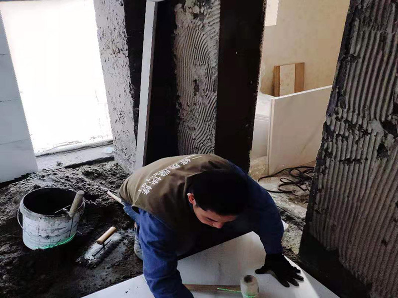 衛(wèi)生間裝修:衛(wèi)生間的整體設(shè)計(jì)，必須要結(jié)合水路與電路的安全性等基本的條件，這其中水電路改造，防水工程的施工，這就是幾個(gè)必須要考慮的基礎(chǔ)工程。而先進(jìn)行水電路改造，必須要考慮安全實(shí)用的標(biāo)準(zhǔn)，接下來(lái)就是做防水，衛(wèi)生間裝修步驟的基礎(chǔ)工程，要求高端才是足夠。 衛(wèi)生間的基礎(chǔ)工程完成之后，就要考慮主體工程，那就是墻地磚與吊頂，這些主體工程建設(shè)的過(guò)程中，可以是整體設(shè)計(jì)的亮點(diǎn)，也是土建主體的嚴(yán)謹(jǐn)性的標(biāo)準(zhǔn)。衛(wèi)生間裝修步驟主體工程墻地面與吊頂，有了基礎(chǔ)，主體施工開(kāi)始，必須要講究嚴(yán)謹(jǐn)?shù)牧鞒?，才能效果更好? /></p> </div>
        
      </div>
      
     
      
      <div   id=