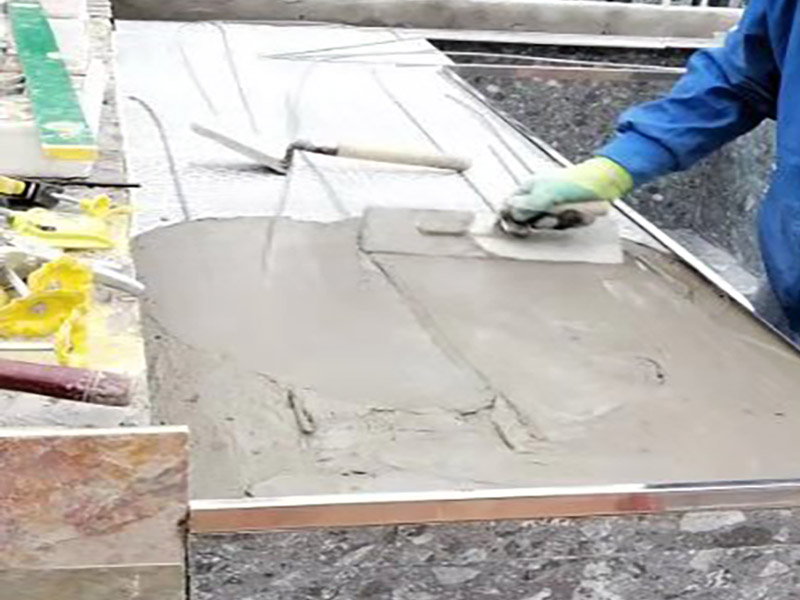 露臺(tái)磚砌櫥柜：櫥柜的水電定位時(shí)，先劃分功能區(qū)：洗菜盆區(qū)、灶臺(tái)區(qū)、切菜區(qū)、電器區(qū)，把這些區(qū)域的具體尺寸畫(huà)在墻面上，安排好進(jìn)水管、排水管和各種插座的準(zhǔn)確位置。 磚砌櫥柜制作的時(shí)候先做櫥柜的圍角，可以根據(jù)自己的喜好選擇不同顏色的瓷磚來(lái)實(shí)現(xiàn)。圍角完成以后的重要工作就是用水泥和砂漿將櫥柜的底部填實(shí)，上面鋪瓷磚。同時(shí)，瓷磚豎隔板的位置按照櫥柜圖紙進(jìn)行預(yù)留。 磚砌櫥柜制作好之后，我們可以根據(jù)自己喜歡的風(fēng)格選擇不同材質(zhì)的石材臺(tái)面和門(mén)板，完全不影響美觀，同時(shí)對(duì)于櫥柜內(nèi)部我們均采用不銹鋼條進(jìn)行收邊，既美觀又好打掃衛(wèi)生。