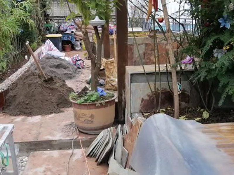 露臺(tái)磚砌櫥柜：櫥柜的水電定位時(shí)，先劃分功能區(qū)：洗菜盆區(qū)、灶臺(tái)區(qū)、切菜區(qū)、電器區(qū)，把這些區(qū)域的具體尺寸畫(huà)在墻面上，安排好進(jìn)水管、排水管和各種插座的準(zhǔn)確位置。 磚砌櫥柜制作的時(shí)候先做櫥柜的圍角，可以根據(jù)自己的喜好選擇不同顏色的瓷磚來(lái)實(shí)現(xiàn)。圍角完成以后的重要工作就是用水泥和砂漿將櫥柜的底部填實(shí)，上面鋪瓷磚。同時(shí)，瓷磚豎隔板的位置按照櫥柜圖紙進(jìn)行預(yù)留。 磚砌櫥柜制作好之后，我們可以根據(jù)自己喜歡的風(fēng)格選擇不同材質(zhì)的石材臺(tái)面和門(mén)板，完全不影響美觀，同時(shí)對(duì)于櫥柜內(nèi)部我們均采用不銹鋼條進(jìn)行收邊，既美觀又好打掃衛(wèi)生。