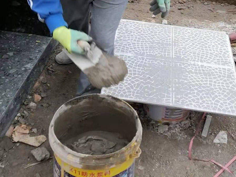 露臺(tái)磚砌櫥柜：櫥柜的水電定位時(shí)，先劃分功能區(qū)：洗菜盆區(qū)、灶臺(tái)區(qū)、切菜區(qū)、電器區(qū)，把這些區(qū)域的具體尺寸畫(huà)在墻面上，安排好進(jìn)水管、排水管和各種插座的準(zhǔn)確位置。 磚砌櫥柜制作的時(shí)候先做櫥柜的圍角，可以根據(jù)自己的喜好選擇不同顏色的瓷磚來(lái)實(shí)現(xiàn)。圍角完成以后的重要工作就是用水泥和砂漿將櫥柜的底部填實(shí)，上面鋪瓷磚。同時(shí)，瓷磚豎隔板的位置按照櫥柜圖紙進(jìn)行預(yù)留。 磚砌櫥柜制作好之后，我們可以根據(jù)自己喜歡的風(fēng)格選擇不同材質(zhì)的石材臺(tái)面和門(mén)板，完全不影響美觀，同時(shí)對(duì)于櫥柜內(nèi)部我們均采用不銹鋼條進(jìn)行收邊，既美觀又好打掃衛(wèi)生。