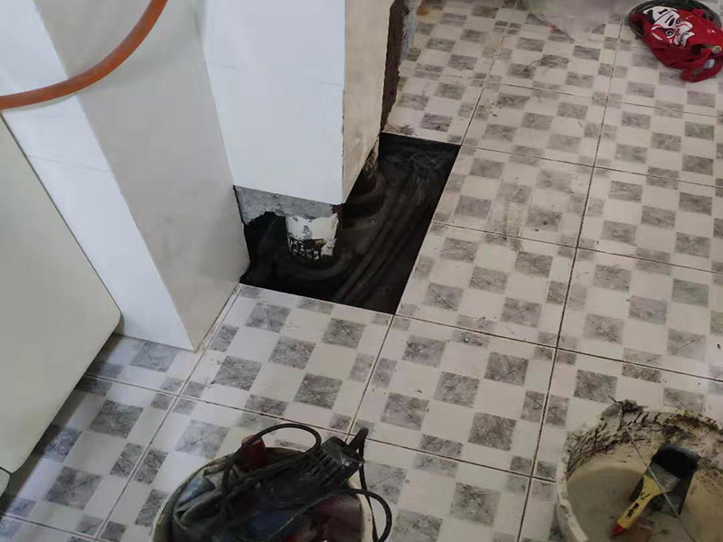 墻內(nèi)管道修復(fù)：首先關(guān)閉自家水管總閥，找到水管打破的位置，鑿開(kāi)對(duì)應(yīng)的墻面，如果打破比較嚴(yán)重，建議更換水管，如果漏水不是很嚴(yán)重的話，可以用熱熔膠修復(fù)水管，也可以解決漏水問(wèn)題。管道修復(fù)完畢后，還要用防水膠對(duì)管道進(jìn)行防水處理，經(jīng)打壓測(cè)試，沒(méi)有漏水問(wèn)題后，再將墻面封好即可。 若水管接頭出現(xiàn)漏水，檢查一下是不是絲口太寬松導(dǎo)致漏水，先將接頭拆下，然后在接頭處纏上生料帶；如果是水龍頭接頭上的膠墊老化導(dǎo)致的，就重新?lián)Q個(gè)膠墊即可;若是水管接頭本身壞了，重新買個(gè)接頭安裝即可。 若塑料材質(zhì)的下水管出現(xiàn)漏水現(xiàn)象，可以量好尺寸買一根重新接上即可。首先關(guān)閉水源，將破損的舊水管給割斷，把新的水管接口先套進(jìn)管子的一端，另一端與另外一個(gè)口子對(duì)平，接著直接往里送，讓兩端水管都有一定的交叉接著距離，最后用防膠水涂抹在下水管內(nèi)側(cè)與外側(cè)。