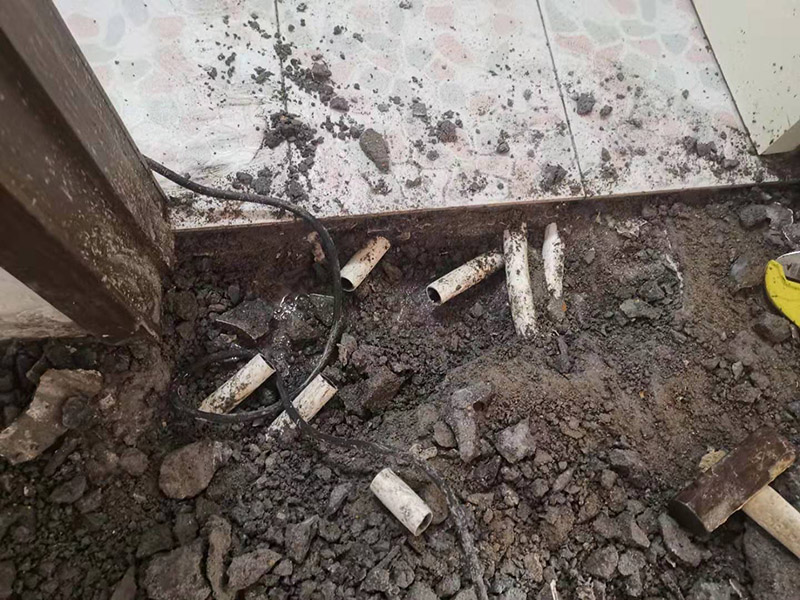 地面水管漏水修復(fù):首先根據(jù)施工圖看水管走向，如果漏水的位置后面埋有水管，可以先把家里面的水閘關(guān)掉，放干龍頭里面的水，如果一段時候后發(fā)現(xiàn)墻面水跡不見了，證明是水管出現(xiàn)問題。 如果是請的專業(yè)的維修師傅，可以讓師傅用打壓機直接打壓檢測，若確定是墻內(nèi)水管漏水，就可以直接鑿開墻壁找水管漏點。 可以先截斷水源，然后將暗水管漏水點的墻面開鑿，找到漏水的部分，先用小鋼鋸把漏水的地方鋸掉，注意鋸口要平。用砂紙把新露出的端口輕輕打磨，然后用接口套住，將備換的新管對準接口口子，注意要對直。然后用熱熔器對新管道進行熱熔連接。 或者是將鋸掉的管道清理干凈，用專用膠水涂在端口上，稍微晾一會兒;趁此時在&ldquo;竹節(jié)&rdquo;接頭內(nèi)涂上膠水。把端口和&ldquo;竹節(jié)&rdquo;連接，然后反復(fù)轉(zhuǎn)動，直到牢固。同樣的方法去連接另一端。最后在接縫處再涂適量的膠水，確保不滲漏。