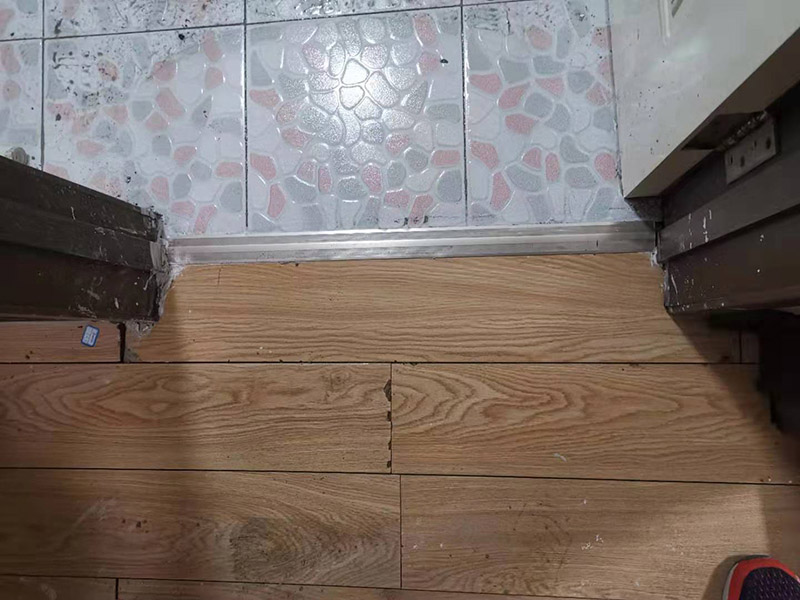 地面水管漏水修復(fù):首先根據(jù)施工圖看水管走向，如果漏水的位置后面埋有水管，可以先把家里面的水閘關(guān)掉，放干龍頭里面的水，如果一段時候后發(fā)現(xiàn)墻面水跡不見了，證明是水管出現(xiàn)問題。 如果是請的專業(yè)的維修師傅，可以讓師傅用打壓機直接打壓檢測，若確定是墻內(nèi)水管漏水，就可以直接鑿開墻壁找水管漏點。 可以先截斷水源，然后將暗水管漏水點的墻面開鑿，找到漏水的部分，先用小鋼鋸把漏水的地方鋸掉，注意鋸口要平。用砂紙把新露出的端口輕輕打磨，然后用接口套住，將備換的新管對準接口口子，注意要對直。然后用熱熔器對新管道進行熱熔連接。 或者是將鋸掉的管道清理干凈，用專用膠水涂在端口上，稍微晾一會兒;趁此時在&ldquo;竹節(jié)&rdquo;接頭內(nèi)涂上膠水。把端口和&ldquo;竹節(jié)&rdquo;連接，然后反復(fù)轉(zhuǎn)動，直到牢固。同樣的方法去連接另一端。最后在接縫處再涂適量的膠水，確保不滲漏。