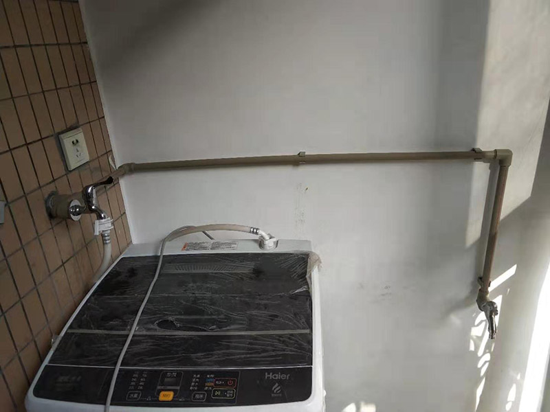 陽臺水管明裝方案:陽臺可以明裝水管。相對于暗裝的開槽施工等工程，走明裝水管的暗裝程序更加方便快捷、省心省力。施工安全，不需要使用開槽工具，能避免對房屋建筑的損壞，使用起來更安全放心。維護和修理也更方便，如果后期水管出現(xiàn)什么故障，只需要直接檢查裸露在外的水管即可，這樣無論是自己修還是請專業(yè)維修師傅來都可以。