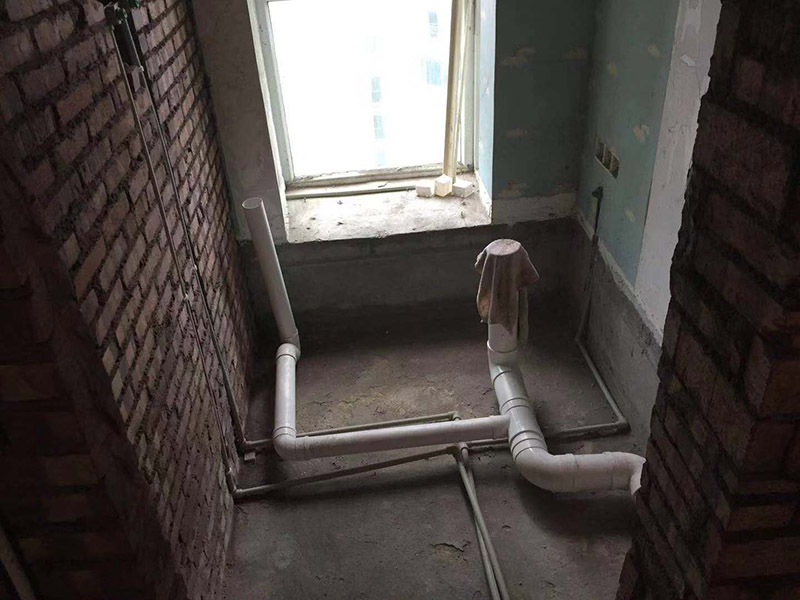 衛(wèi)生間管道裝修：1、衛(wèi)生間管道裝修前首先要檢查水管以及連接配件是否有裂紋、破損等現(xiàn)象。 2、衛(wèi)生間管道裝修在設(shè)計(jì)下水管道時(shí)要注意家中洗衣機(jī)的水龍頭安裝位置，還有下水的布置等，同時(shí)要考慮到電源插座的位置是否適合。 3、衛(wèi)生間管道裝修事要注意熱水管的安裝，要把熱水器的進(jìn)水口和出水口區(qū)分出來(lái)，在出水口處接通向衛(wèi)生間的管道，進(jìn)水口處接上總閥門(mén)。 4、在衛(wèi)生間下水管道安裝時(shí)要考慮好墻磚的厚度。 5、衛(wèi)生間管道裝修完后一定要記得進(jìn)行增壓測(cè)試，增壓測(cè)試一般要在1.5倍水壓的情況下進(jìn)行，保證沒(méi)有漏水現(xiàn)象即可。