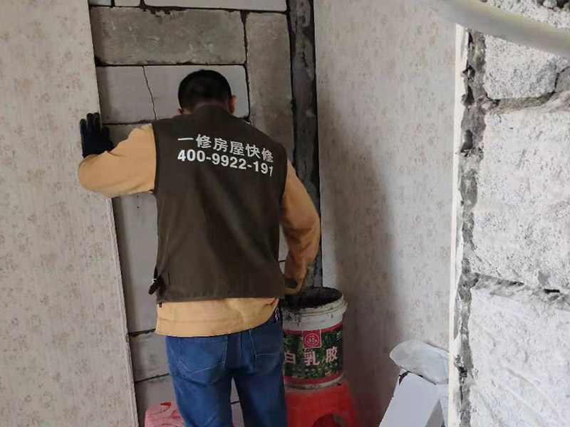 廚房砌墻抹灰找平:墻面清理&rarr;澆水潤濕&rarr;涂刷界面劑&rarr;吊垂直、抹灰餅沖筋&rarr;抹底層砂漿&rarr;抹罩面灰&rarr;養(yǎng)護 墻面清理：抹灰前檢查砌筑墻體，對松動、灰漿不飽滿的拼縫及梁，板下的頂頭縫，用水泥砂漿填塞密實。將露于墻面的舌頭灰刮凈，凸出墻面不平整的部位剔鑿平整，坑凹不平，砌塊缺楞掉角，設(shè)備管線槽、腳手孔洞用1：3水泥砂漿整修密實、平順。用吊線板檢查墻體的垂直偏差及平整度，將抹灰基層處理完好。