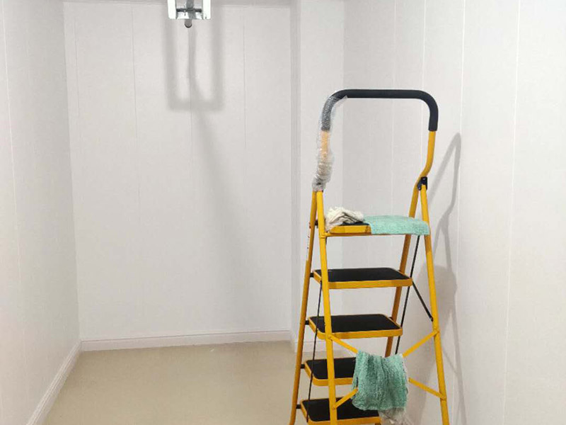 地下室護(hù)墻板安裝：在安裝護(hù)墻板前，首先要挑選好護(hù)墻板，然后仔細(xì)的測(cè)量室內(nèi)墻面的實(shí)際長(zhǎng)度和寬度，再根據(jù)測(cè)量好的長(zhǎng)寬計(jì)算出具體需要使用的護(hù)墻板塊數(shù)，可用電鋸將護(hù)墻板進(jìn)行切割，使之后的安裝更加的方便。裝置踢腳線需要使用大的螺絲或者鋼釘，直接將踢腳線的掛鉤固定在墻面上，與地面之間應(yīng)保持7-8厘米的間隔，每隔60厘米左右就要設(shè)置一個(gè)掛鉤，接下來將已經(jīng)布置成45&deg;角的踢腳線，掛到掛鉤上面。按照順序?qū)⒆o(hù)墻板從左到右插進(jìn)安裝好的踢腳線內(nèi)，接下來在距離護(hù)墻板上口大概1.5厘米的地方用大螺釘或鋼釘進(jìn)行固定，這里需要注意的是不能將釘子直接裸露在墻的外部。在安裝護(hù)墻板的過程中，如果遇到開關(guān)、插座位置，需要鑿出對(duì)應(yīng)的孔洞，當(dāng)遇到柱子的時(shí)候，可以用陽角。