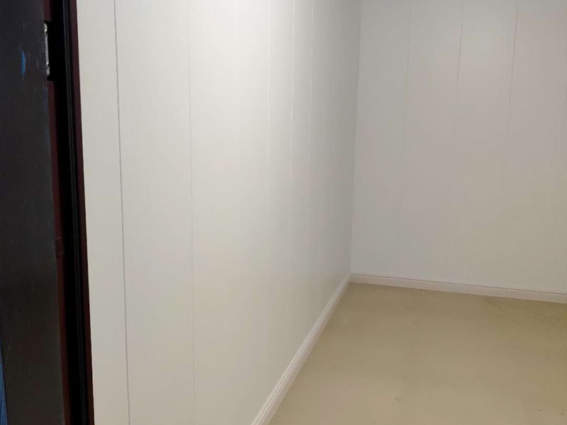 地下室護(hù)墻板安裝：在安裝護(hù)墻板前，首先要挑選好護(hù)墻板，然后仔細(xì)的測(cè)量室內(nèi)墻面的實(shí)際長(zhǎng)度和寬度，再根據(jù)測(cè)量好的長(zhǎng)寬計(jì)算出具體需要使用的護(hù)墻板塊數(shù)，可用電鋸將護(hù)墻板進(jìn)行切割，使之后的安裝更加的方便。裝置踢腳線需要使用大的螺絲或者鋼釘，直接將踢腳線的掛鉤固定在墻面上，與地面之間應(yīng)保持7-8厘米的間隔，每隔60厘米左右就要設(shè)置一個(gè)掛鉤，接下來將已經(jīng)布置成45&deg;角的踢腳線，掛到掛鉤上面。按照順序?qū)⒆o(hù)墻板從左到右插進(jìn)安裝好的踢腳線內(nèi)，接下來在距離護(hù)墻板上口大概1.5厘米的地方用大螺釘或鋼釘進(jìn)行固定，這里需要注意的是不能將釘子直接裸露在墻的外部。在安裝護(hù)墻板的過程中，如果遇到開關(guān)、插座位置，需要鑿出對(duì)應(yīng)的孔洞，當(dāng)遇到柱子的時(shí)候，可以用陽角。