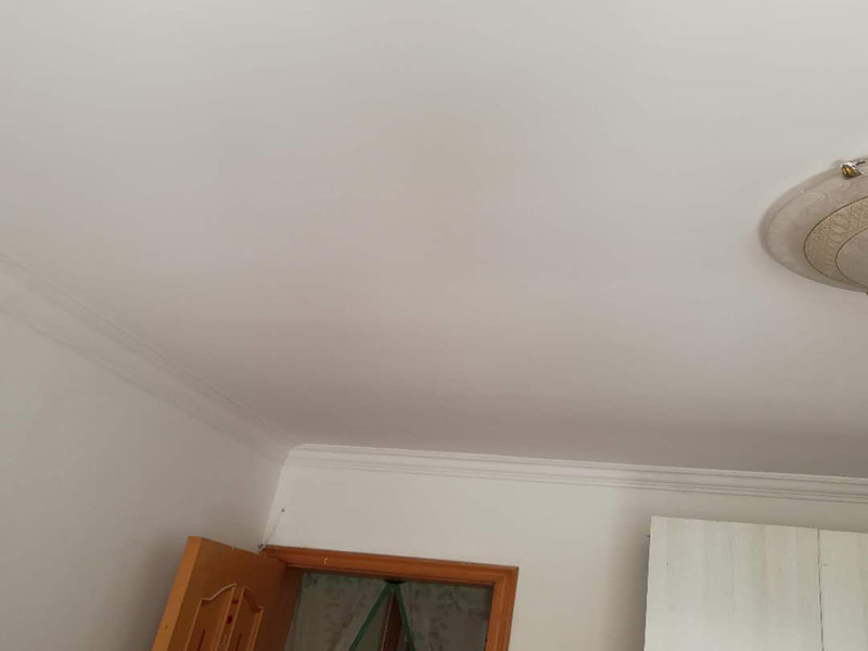 天花板鏟除翻新:1.舊墻的基本處理、舊墻的基本處理主要指清除墻面的原有裝修和裝飾。一般包括墻面原有的乳膠漆和膩?zhàn)訉拥溺P除、木裝修、其它表面裝飾物(如壁紙)的拆除等。如果只裝修了一兩年的墻面，墻體的耐水膩?zhàn)涌梢圆槐赝耆P除，用鋼刷和砂紙打磨墻面后即可重新涂刷乳膠漆。裝修時間較長的則需要將膩?zhàn)訉油耆P除，重新刷上膩?zhàn)釉龠M(jìn)行其他工序。 2.清理墻面、舊墻面在翻新前一定要做墻面基底處理，粉化嚴(yán)重的要全部鏟除，鏟除后抹上一層白水泥。原來墻面過于光滑、刷過油漆的鏟除后還要做打磨處理，把粘結(jié)不牢的表皮去掉，便于新涂料和墻體粘結(jié)。 3.涂刷底漆、墻面底漆的作用是抗堿防潮、封固基材、保護(hù)面漆，提高面漆的質(zhì)感和遮蓋力。對于老房翻新，墻面一定要做底漆，如果沒有刷底漆就直接上面漆的話，時間一長墻面容易起泡、發(fā)霉，太陽照曬時間長了也容易變色。 4.大面積修補(bǔ)、已經(jīng)上好面漆的墻面要修補(bǔ)會比較麻煩，容易產(chǎn)生色差，材料的使用時間不同，質(zhì)量也難以保證，很難達(dá)到理想效果。所以墻面的修補(bǔ)最好是整塊墻面，或是盡可能地選擇較大面積進(jìn)行修補(bǔ)，這樣可以盡量避免產(chǎn)生色差，修補(bǔ)后的質(zhì)量也更好。 5.防色差、墻面色差是修補(bǔ)墻面時需要盡量避免的。為此，應(yīng)該注意按照油漆桶的說明配比、涂刷，最好估算好用量。一次準(zhǔn)備足夠的量，這樣能保證墻面顏色一致，也能避免用量不足重新調(diào)配出來的顏色有差異。