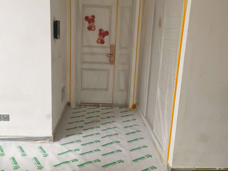 墻面翻新全屋保護：家具搬放到房屋中央，對集中放置的家具進行整體保護，防止因墻面翻新而造成不必要的損壞；地板需要用專業(yè)的保護膜進行保護；對于不能移動的家具和家電，如空調(diào)等進行成品保護；使用專業(yè)的打磨機對墻面進行打磨處理，與一般打磨機不同的是，墻面打磨是無塵打磨，在打磨的過程中不會出現(xiàn)灰塵漫天的情況。尤其需要注意有插座、開關(guān)面板的位置，防止灰塵進入。