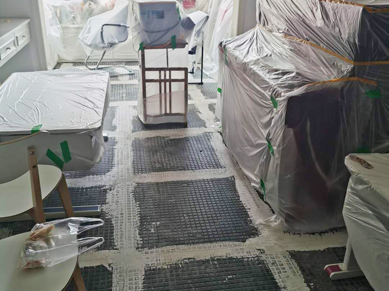 客廳地磚拆除裝修：如果是破壞性的拆除，可以借個(gè)鐵錘使勁砸；如果是替換性拆除，可以從邊角入手，一般情況下會(huì)損壞一塊地板磚，可以買一塊相同的備份；如果是用水泥固化的地板磚，那個(gè)難度就非常的大了，得請(qǐng)專業(yè)人士。