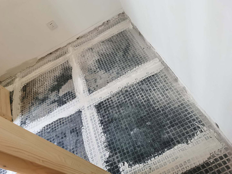 客廳地磚拆除裝修：如果是破壞性的拆除，可以借個(gè)鐵錘使勁砸；如果是替換性拆除，可以從邊角入手，一般情況下會(huì)損壞一塊地板磚，可以買一塊相同的備份；如果是用水泥固化的地板磚，那個(gè)難度就非常的大了，得請(qǐng)專業(yè)人士。