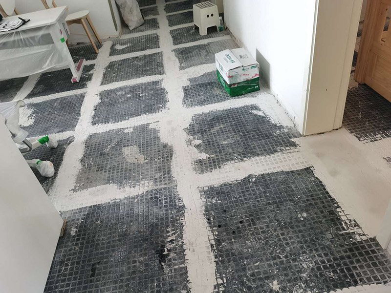 客廳地磚拆除裝修：如果是破壞性的拆除，可以借個(gè)鐵錘使勁砸；如果是替換性拆除，可以從邊角入手，一般情況下會(huì)損壞一塊地板磚，可以買一塊相同的備份；如果是用水泥固化的地板磚，那個(gè)難度就非常的大了，得請(qǐng)專業(yè)人士。