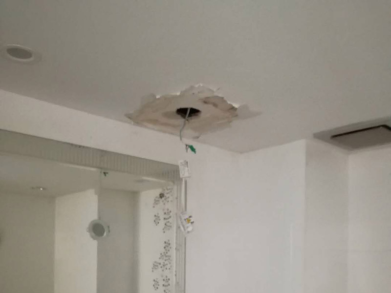 天花板燈具線路檢修：為避免發(fā)生裝修火災(zāi)，施工人員必須嚴(yán)格按照有關(guān)電力設(shè)計(jì)技術(shù)規(guī)范和有關(guān)規(guī)定進(jìn)行施工，裝修內(nèi)層須使用防火裝潢材料。裝修時(shí)不能亂拉、亂接。要考慮便于檢查線路，絕緣層破損要及時(shí)更換。裝修布線之前，首先應(yīng)將所有電路進(jìn)行綜合設(shè)計(jì)、進(jìn)行總體規(guī)劃。這樣不僅節(jié)省時(shí)間，也有利于以后的檢修維護(hù)。日常生活中，首先不要私拉亂接，私拉亂接是違反用電制度的，在安裝上不符合要求，最容易出事故;另外，在日常生活中換燈泡、擦燈泡的時(shí)候，先將電流關(guān)上，不要用濕手、濕布擦燈泡，要站在木凳或桌子上，不要站在地上去擦，防止開(kāi)關(guān)萬(wàn)一失靈漏電;螺絲口燈泡的金屬部分跟地線通著，電燈開(kāi)著的時(shí)候燈頭有電，露在外邊的螺絲部分，人的手碰著就觸電，需要特別注意。