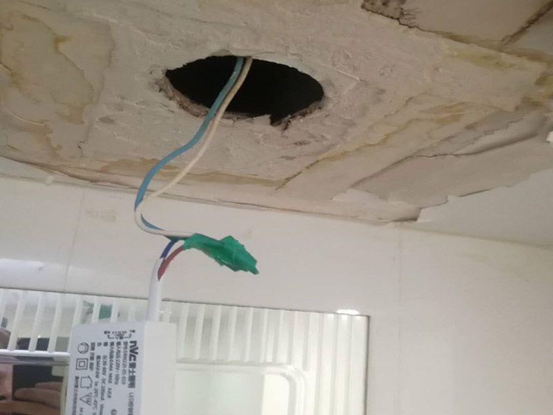 天花板燈具線路檢修：為避免發(fā)生裝修火災(zāi)，施工人員必須嚴(yán)格按照有關(guān)電力設(shè)計(jì)技術(shù)規(guī)范和有關(guān)規(guī)定進(jìn)行施工，裝修內(nèi)層須使用防火裝潢材料。裝修時(shí)不能亂拉、亂接。要考慮便于檢查線路，絕緣層破損要及時(shí)更換。裝修布線之前，首先應(yīng)將所有電路進(jìn)行綜合設(shè)計(jì)、進(jìn)行總體規(guī)劃。這樣不僅節(jié)省時(shí)間，也有利于以后的檢修維護(hù)。日常生活中，首先不要私拉亂接，私拉亂接是違反用電制度的，在安裝上不符合要求，最容易出事故;另外，在日常生活中換燈泡、擦燈泡的時(shí)候，先將電流關(guān)上，不要用濕手、濕布擦燈泡，要站在木凳或桌子上，不要站在地上去擦，防止開(kāi)關(guān)萬(wàn)一失靈漏電;螺絲口燈泡的金屬部分跟地線通著，電燈開(kāi)著的時(shí)候燈頭有電，露在外邊的螺絲部分，人的手碰著就觸電，需要特別注意。