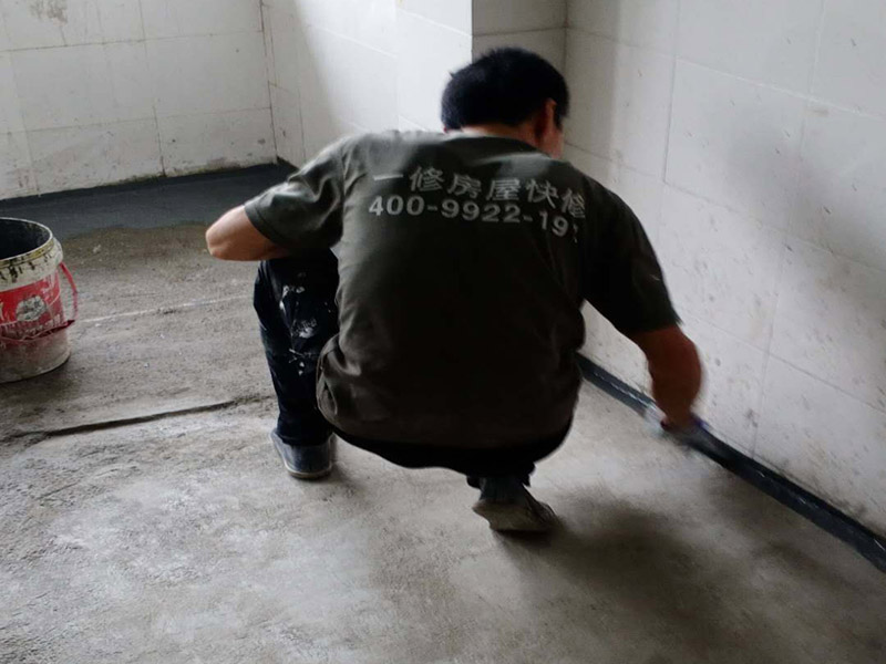 衛(wèi)生間地面防水：1.利用水泥砂漿水泥砂漿或豆石混凝土鋪平坡度。訣竅是：地漏附近坡度大，門口附近坡度小。 2.利用管根密封膏封嚴(yán)管線，管線要穿透樓板根部。刷防水涂料時(shí)可以貼1-2層玻璃絲布加強(qiáng)防水性。 3.墻壁表面打磨成干凈平光沒有顆?；覊m，墻壁與地面的交接區(qū)域注意原角和坡角的設(shè)置。 4.聚氨酯防水涂膜由管根和墻角處開始進(jìn)行涂抹，在常溫下經(jīng)過4小時(shí)放干后，再大面積涂抹和刮刷。注意涂料總厚度大于1. 5毫米，不能有漏刮和鼓泡的不良現(xiàn)象。24小時(shí)后立面涂刷下一層，之后再以垂直的方向進(jìn)行二次涂刷。最后涂膜半固化，拋甩粗砂粒方便與水泥砂漿融合。 5.防水層的設(shè)置與具體區(qū)域有關(guān)。防水地面的防水層應(yīng)高出地面200寬，地面防水層應(yīng)超出衛(wèi)生間門口以外300寬。而又淋浴的衛(wèi)生間墻面防水層則應(yīng)設(shè)置為高出地面1800寬。 6.展開閉水實(shí)驗(yàn)的時(shí)候，先完成防水工作再利用包立管方法。之后再局部進(jìn)行防水。閉水試驗(yàn)也可為了避免破壞地面防水層而免做。