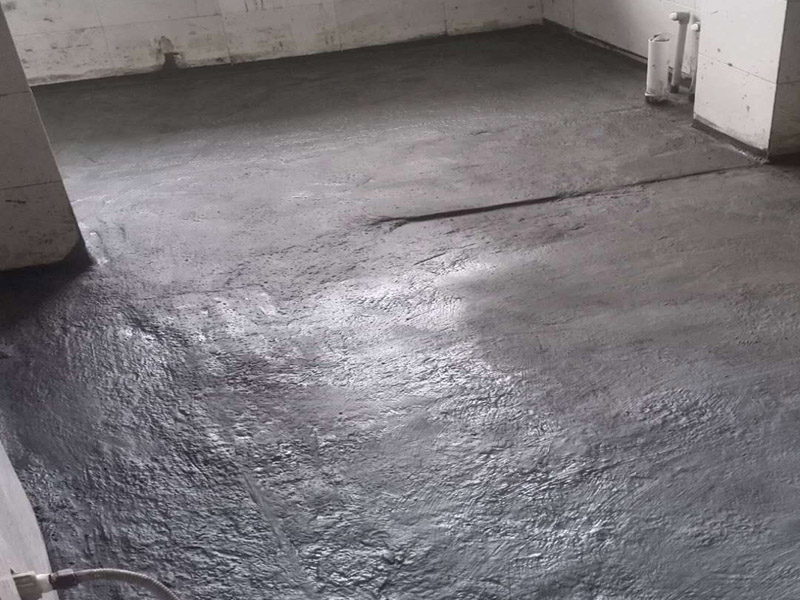 衛(wèi)生間地面防水：1.利用水泥砂漿水泥砂漿或豆石混凝土鋪平坡度。訣竅是：地漏附近坡度大，門口附近坡度小。 2.利用管根密封膏封嚴(yán)管線，管線要穿透樓板根部。刷防水涂料時(shí)可以貼1-2層玻璃絲布加強(qiáng)防水性。 3.墻壁表面打磨成干凈平光沒有顆粒灰塵，墻壁與地面的交接區(qū)域注意原角和坡角的設(shè)置。 4.聚氨酯防水涂膜由管根和墻角處開始進(jìn)行涂抹，在常溫下經(jīng)過4小時(shí)放干后，再大面積涂抹和刮刷。注意涂料總厚度大于1. 5毫米，不能有漏刮和鼓泡的不良現(xiàn)象。24小時(shí)后立面涂刷下一層，之后再以垂直的方向進(jìn)行二次涂刷。最后涂膜半固化，拋甩粗砂粒方便與水泥砂漿融合。 5.防水層的設(shè)置與具體區(qū)域有關(guān)。防水地面的防水層應(yīng)高出地面200寬，地面防水層應(yīng)超出衛(wèi)生間門口以外300寬。而又淋浴的衛(wèi)生間墻面防水層則應(yīng)設(shè)置為高出地面1800寬。 6.展開閉水實(shí)驗(yàn)的時(shí)候，先完成防水工作再利用包立管方法。之后再局部進(jìn)行防水。閉水試驗(yàn)也可為了避免破壞地面防水層而免做。