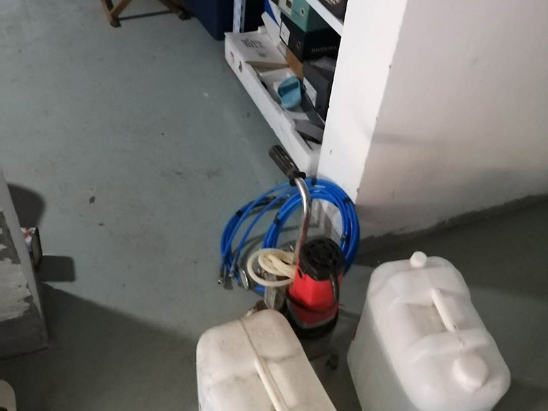 漏水維修材料入場(chǎng):材料購買以后，購買方就需要通知合同的另一方準(zhǔn)備對(duì)材料進(jìn)行驗(yàn)收。而且這個(gè)驗(yàn)收最好是安排在材料進(jìn)場(chǎng)時(shí)立即進(jìn)行。所以，約定驗(yàn)收時(shí)間非常必要。以免出現(xiàn)材料進(jìn)場(chǎng)時(shí)，另一方?jīng)]有時(shí)間對(duì)材料進(jìn)行驗(yàn)收，影響施工進(jìn)度。