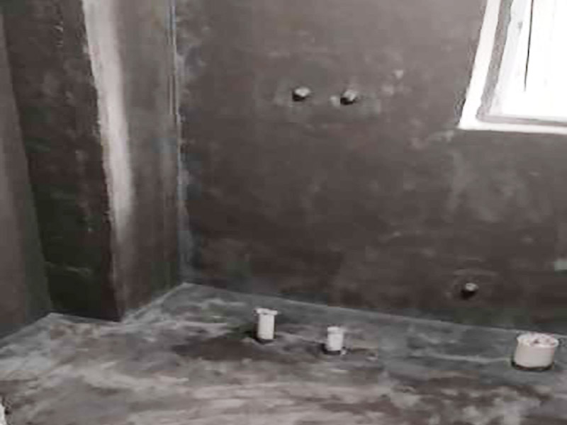 衛(wèi)生間下水管裝修：(一)從房頂過，減少人為損壞的幾率，并且冷熱管的接口、出口處必須平行，通常都是熱管在左，冷管在右。整個管道都盡量避彎曲，要盡可能運離電路，管卡的位置坡度等也要符合需求，每個閥門都要安裝平整，以便于日后的使用和維護。 (二)區(qū)別熱水器的進水口和出水口，在進水口處接上總閥門，出水口處接通向衛(wèi)生間的管道，安裝好之后先打開閥門確定是否有漏水情況的發(fā)生，然后在衛(wèi)生間安裝好水龍頭、花灑頭即可。 (三)如果能在衛(wèi)生間里設計一個窗戶最好，若是沒有這個條件，為了不讓衛(wèi)生間出現發(fā)霉、潮蟲等現象，除了安裝排氣扇外，還要避免&ldquo;包裹&rdquo;現象的發(fā)生，這恰好就導致了潮氣被包在管道內散不出去，所以就會使衛(wèi)生間內的濕氣更加嚴重。