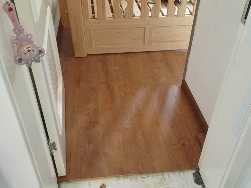 臥室鋪木地板：鋪地板之前，地面一定要找平，這個(gè)在裝修驗(yàn)收的時(shí)候，一定要在現(xiàn)場盯著師傅量水平，如果發(fā)現(xiàn)地面不平，要馬上要求整改，不然后期地面鋪上了地板之后，發(fā)現(xiàn)很多地方都不平，直接影響到地板發(fā)出噪音，從而腳感也沒那么好的。很多人覺得實(shí)木地板底部有龍骨支撐了，不需要鋪防潮墊了，這是錯(cuò)誤的，無論你家實(shí)木地板還是復(fù)合地板，底部一定要鋪上防潮墊，最好鋪地板。地板的鋪法有很多種，有工字鋪、斜鋪、田字鋪等，但是越復(fù)雜的鋪法地板損耗就越大，建議還是簡簡單單的工字鋪就可以了。