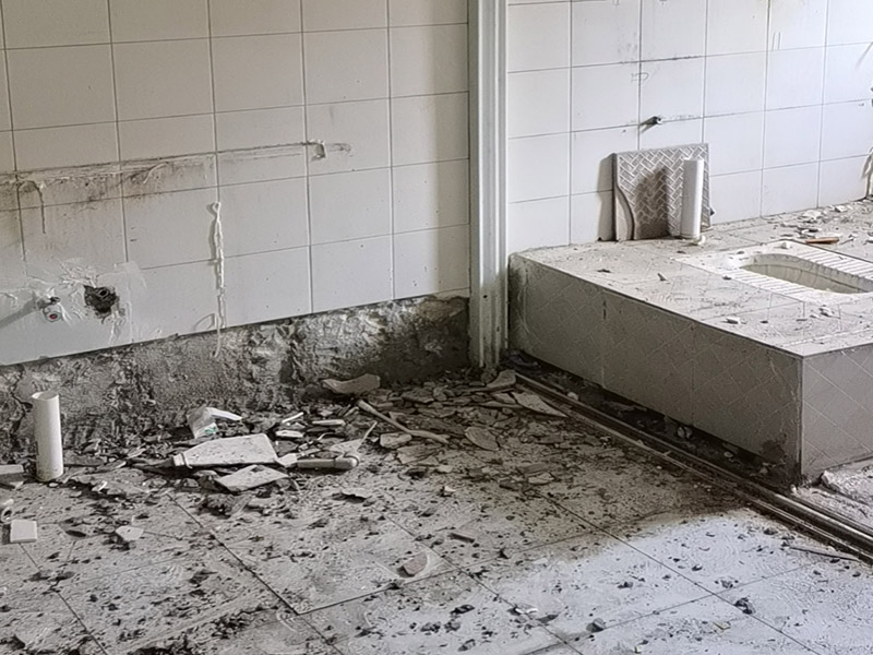 公共衛(wèi)生間拆除：用具的拆除，這一工程根據(jù)施工工人工作的習(xí)慣，有兩種拆除方式，可以提前將其拆除，也可以在拆磚的過(guò)程中同時(shí)進(jìn)行。但并不是所有的用具都可以提前拆除，馬桶必須在瓷磚拆除之后才可以拆掉，要不然掉落的瓷磚會(huì)砸壞馬桶。用具拆除后，應(yīng)將露出的電線接口用絕緣的東西綁住。拆磚應(yīng)從下至上進(jìn)行，在施工過(guò)程中對(duì)地面及時(shí)進(jìn)行處理，以免因垃圾過(guò)多從而影響后面的工作。同時(shí)要處理好房?jī)?nèi)的防水層。拆除插座與水龍頭附近的瓷磚時(shí)應(yīng)小心，以免損壞水電設(shè)備。