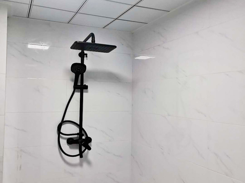 五金家具安裝案例：拉手、把手等五金件的安裝：這里主要是要確定安裝位置，以最合適家人的高度或者位置就可以，而不要光圖美觀(guān)好看。比如吊柜或者增高柜的把手一定要安裝在門(mén)的下面，地柜、寫(xiě)字臺(tái)的小柜，一定要放在上面。安裝時(shí)要注意家中的其它位置的保護(hù)，因?yàn)榧揖咭话阍诩已b過(guò)程中是最后進(jìn)場(chǎng)（不裝修的話(huà)更要保護(hù)家里的物品），家具安裝完，就要做保潔了。重點(diǎn)保護(hù)的對(duì)象是：地板（尤其是實(shí)木地板）、門(mén)套、門(mén)、樓梯、墻紙、壁燈等。