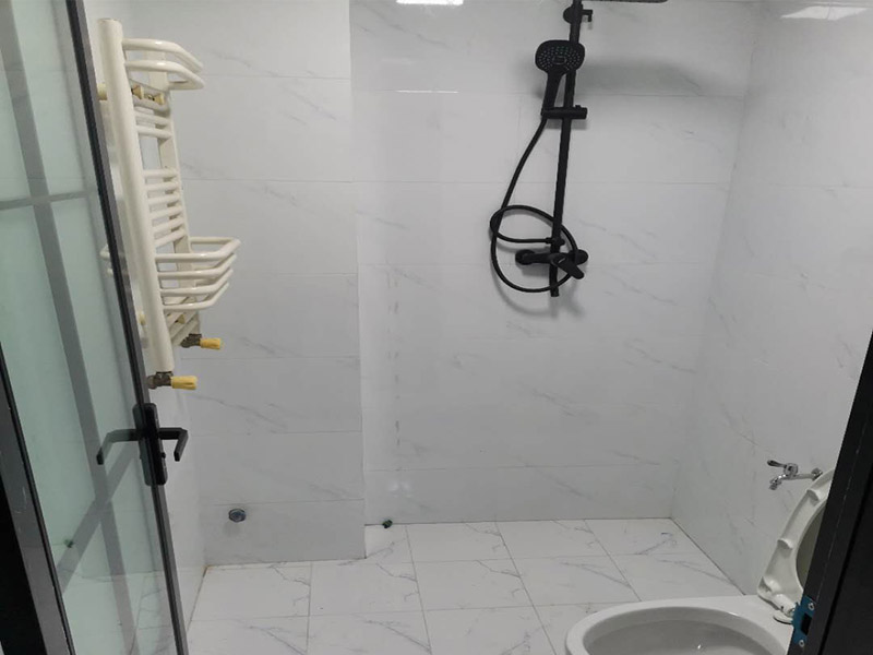 五金家具安裝案例：拉手、把手等五金件的安裝：這里主要是要確定安裝位置，以最合適家人的高度或者位置就可以，而不要光圖美觀(guān)好看。比如吊柜或者增高柜的把手一定要安裝在門(mén)的下面，地柜、寫(xiě)字臺(tái)的小柜，一定要放在上面。安裝時(shí)要注意家中的其它位置的保護(hù)，因?yàn)榧揖咭话阍诩已b過(guò)程中是最后進(jìn)場(chǎng)（不裝修的話(huà)更要保護(hù)家里的物品），家具安裝完，就要做保潔了。重點(diǎn)保護(hù)的對(duì)象是：地板（尤其是實(shí)木地板）、門(mén)套、門(mén)、樓梯、墻紙、壁燈等。