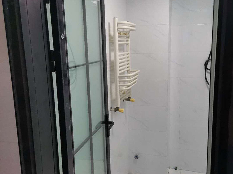 五金家具安裝案例：拉手、把手等五金件的安裝：這里主要是要確定安裝位置，以最合適家人的高度或者位置就可以，而不要光圖美觀(guān)好看。比如吊柜或者增高柜的把手一定要安裝在門(mén)的下面，地柜、寫(xiě)字臺(tái)的小柜，一定要放在上面。安裝時(shí)要注意家中的其它位置的保護(hù)，因?yàn)榧揖咭话阍诩已b過(guò)程中是最后進(jìn)場(chǎng)（不裝修的話(huà)更要保護(hù)家里的物品），家具安裝完，就要做保潔了。重點(diǎn)保護(hù)的對(duì)象是：地板（尤其是實(shí)木地板）、門(mén)套、門(mén)、樓梯、墻紙、壁燈等。