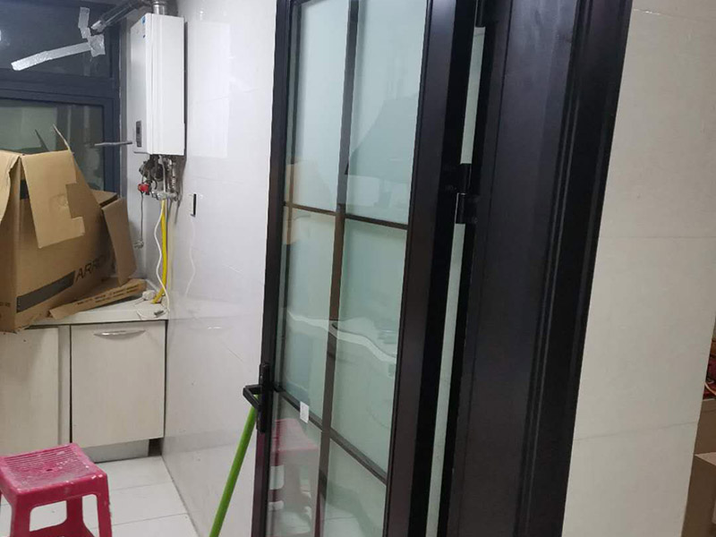 五金家具安裝案例：拉手、把手等五金件的安裝：這里主要是要確定安裝位置，以最合適家人的高度或者位置就可以，而不要光圖美觀(guān)好看。比如吊柜或者增高柜的把手一定要安裝在門(mén)的下面，地柜、寫(xiě)字臺(tái)的小柜，一定要放在上面。安裝時(shí)要注意家中的其它位置的保護(hù)，因?yàn)榧揖咭话阍诩已b過(guò)程中是最后進(jìn)場(chǎng)（不裝修的話(huà)更要保護(hù)家里的物品），家具安裝完，就要做保潔了。重點(diǎn)保護(hù)的對(duì)象是：地板（尤其是實(shí)木地板）、門(mén)套、門(mén)、樓梯、墻紙、壁燈等。