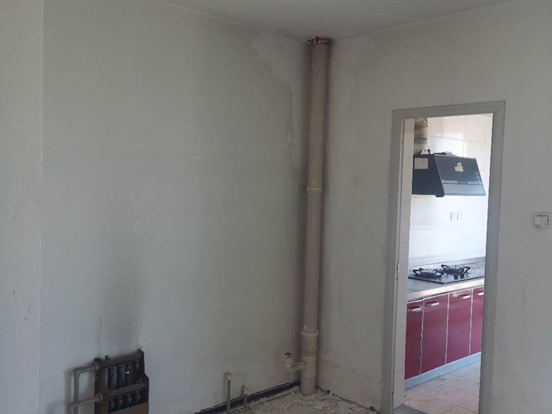 舊房墻面翻新裝修:在墻面翻新前，需要先將舊漆面鏟除干凈，之后在進行打磨，將墻面的浮沉雜物都清理干凈。如果墻面有凹凸不平的情況，要先用膩子修補，如果墻面出現(xiàn)空鼓的現(xiàn)象，也要將整面的墻皮進行鏟除，在做后續(xù)的處理。在刮膩子之前，先用尺子檢測一下墻面的平整度，在施工時，對不平整的地方進行多次涂刮，修補好不平整的區(qū)域。一般膩子刮兩遍即可，每次膩子刮完后要進行打磨，可以讓墻面更加光滑。